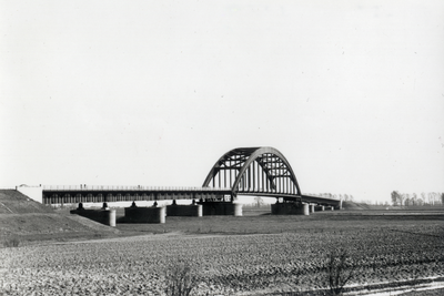 805481 Gezicht op de Lekbrug over de Lek tussen Vreeswijk en Vianen.N.B. De gemeenten Jutphaas en Vreeswijk zijn per 1 ...